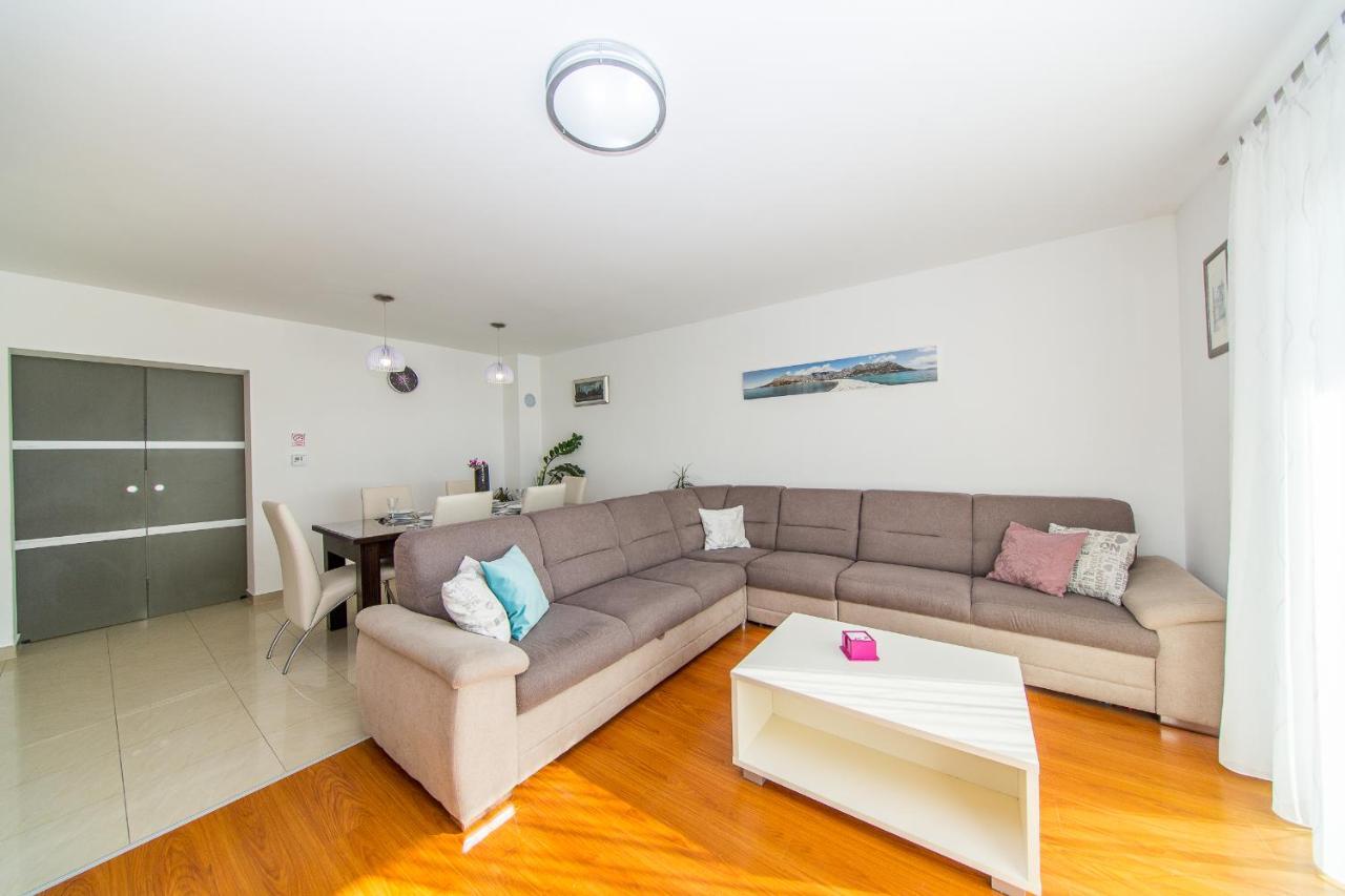 Apartment Luni 로크바 로고즈니차 외부 사진