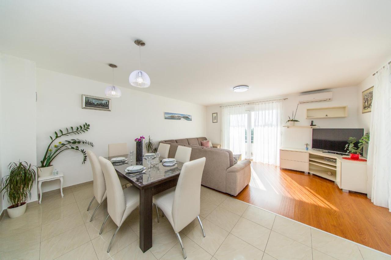 Apartment Luni 로크바 로고즈니차 외부 사진